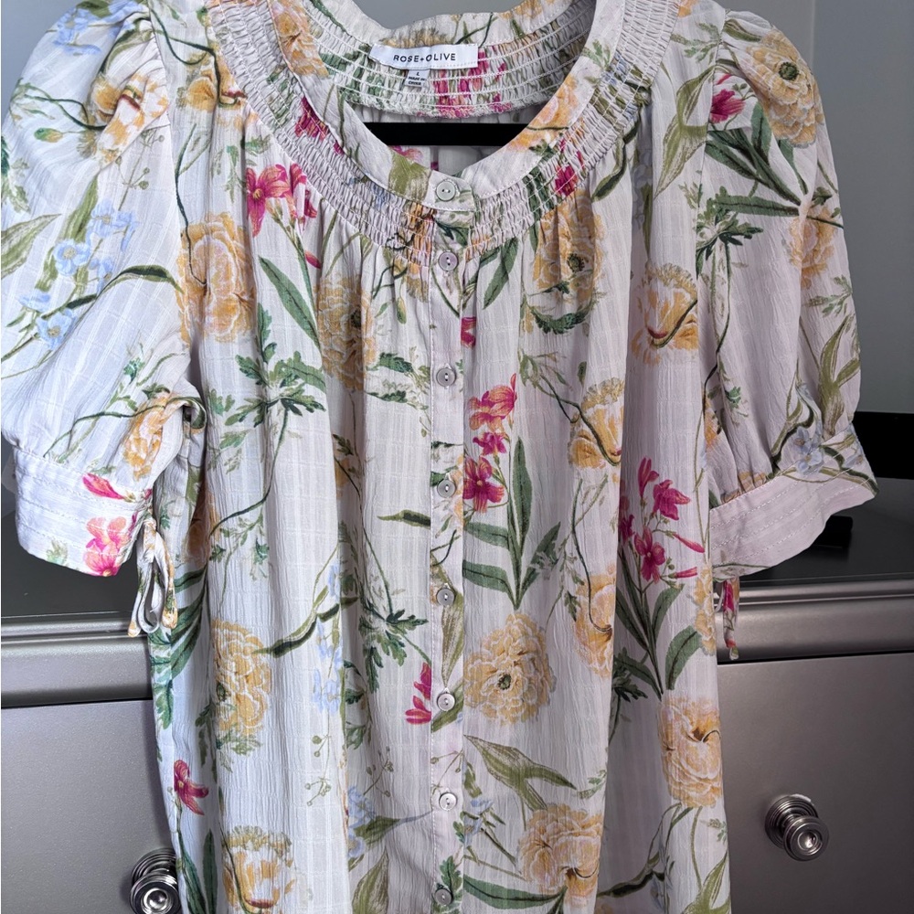 Rose & Olive White Floral Button-Front Tunic with Yellow and Pink Blooms